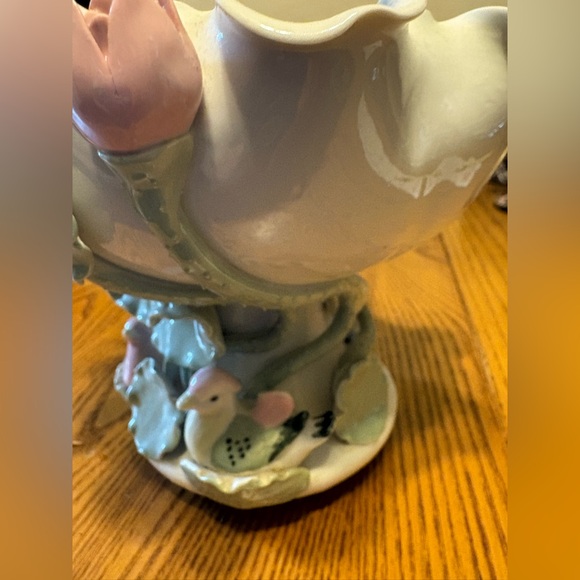 Chinese Porcelain Vase With Mandarin Ducks  on Lily Pads with Pink Flowers - Picture 8 of 11